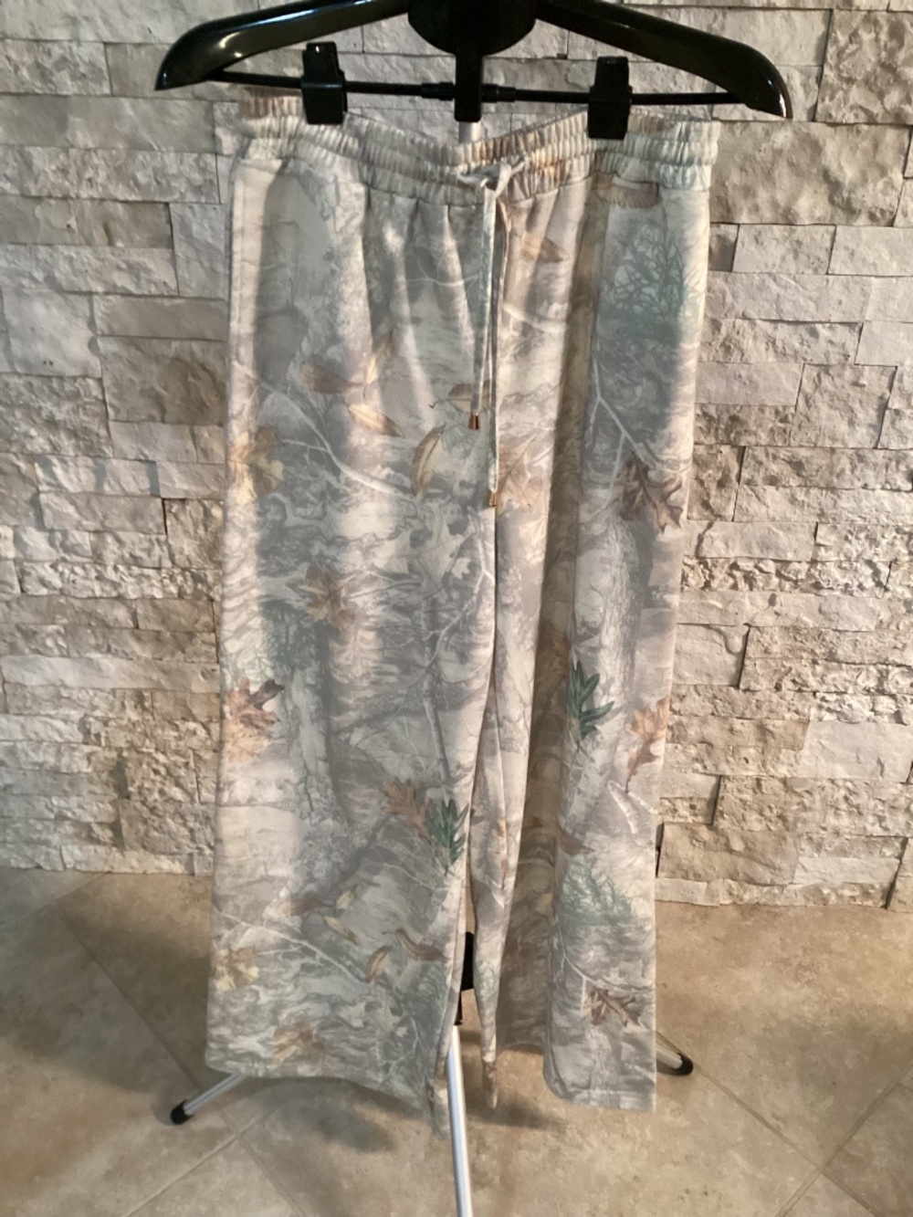 Bourbon and Belles Woodland Leaf Camo Lounge Set Matching Sweatsuit Size L - Picture 6 of 10